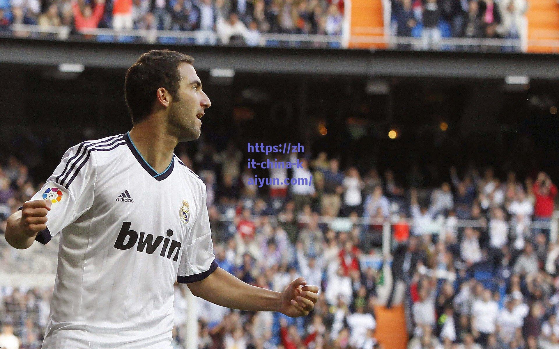 巴黎圣日耳曼凯旋荣归！纳赛尔携大耳朵杯点燃法国首都庆典